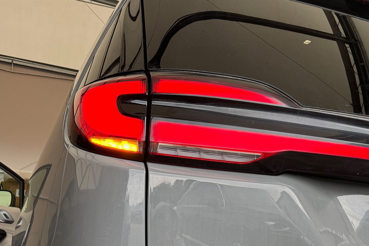 Chrysler Pacifica — tylna lampa po dostosowaniu do polskich przepisów